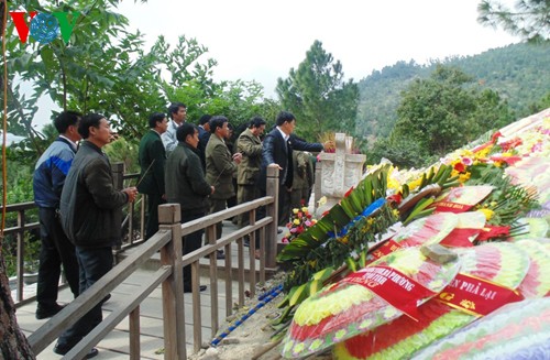 Десятки тысяч ветеранов войны и жителей посетили могилу генерала армии Во Нгуен Зяпа - ảnh 1